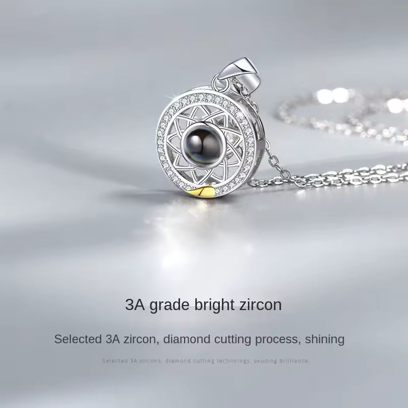 COLLAR SOL Y LUNA CON 100 IDIOMAS